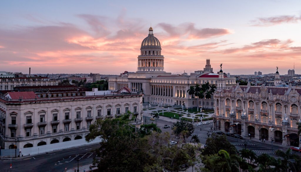 vue sur le centre ville de cuba au couché du soleil durant voyage à cuba